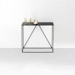 THIN Konzolni stol s pravokutnom pločom i metalnom bazom.