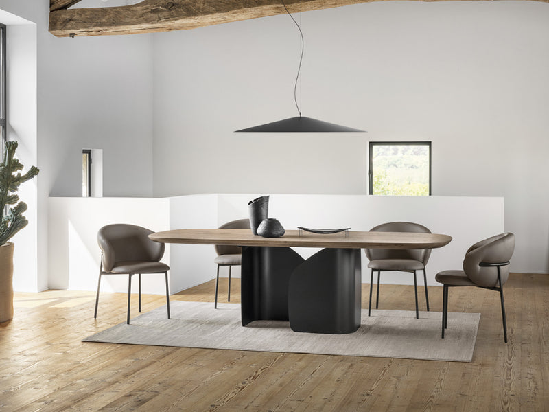 OLEANDRO Padded armchair with a metal base