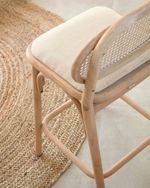 DORIANE Visoka stolica od punog hrasta s prirodnom završnom obradom i tapeciranim sjedalom