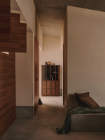 ONIX Vitrina od čvrsti orah i tamni furnir 101 x 170 cm