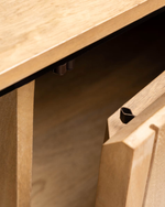 LICIA Komoda od punog drva manga s 4 vrata i metalom u crnoj boji, 170 x 80 cm