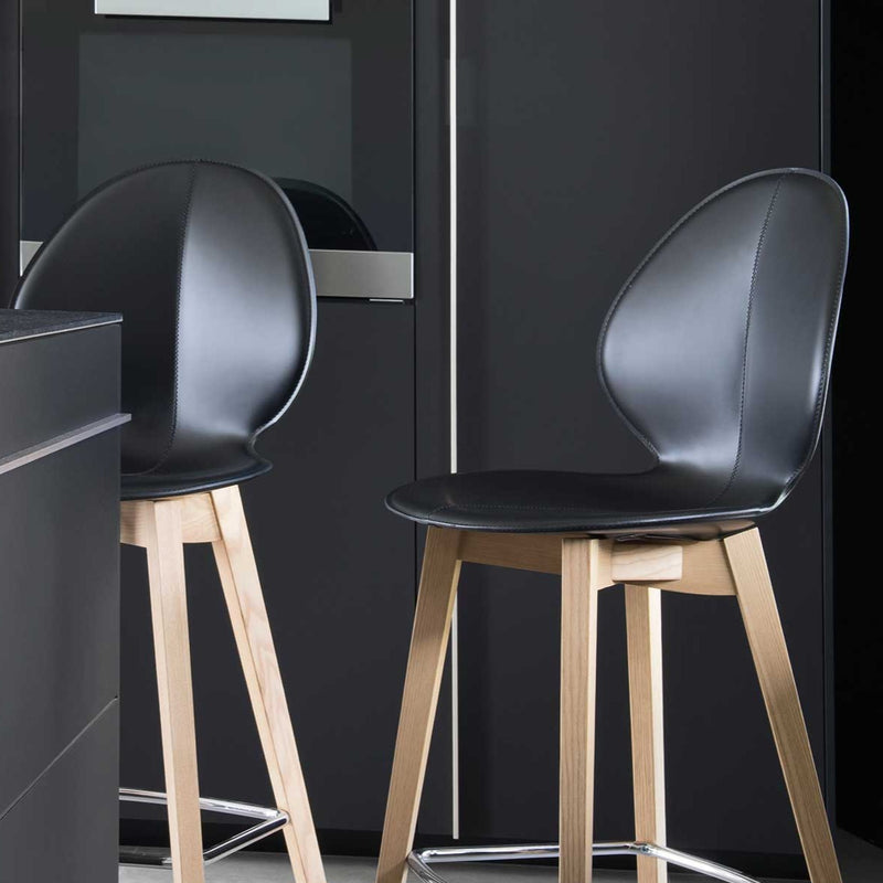 BASIL Stool with wooden base