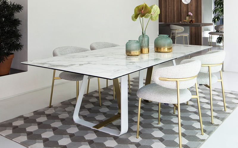 SUNSHINE Nerazvlačivi stol s postoljem od metala.