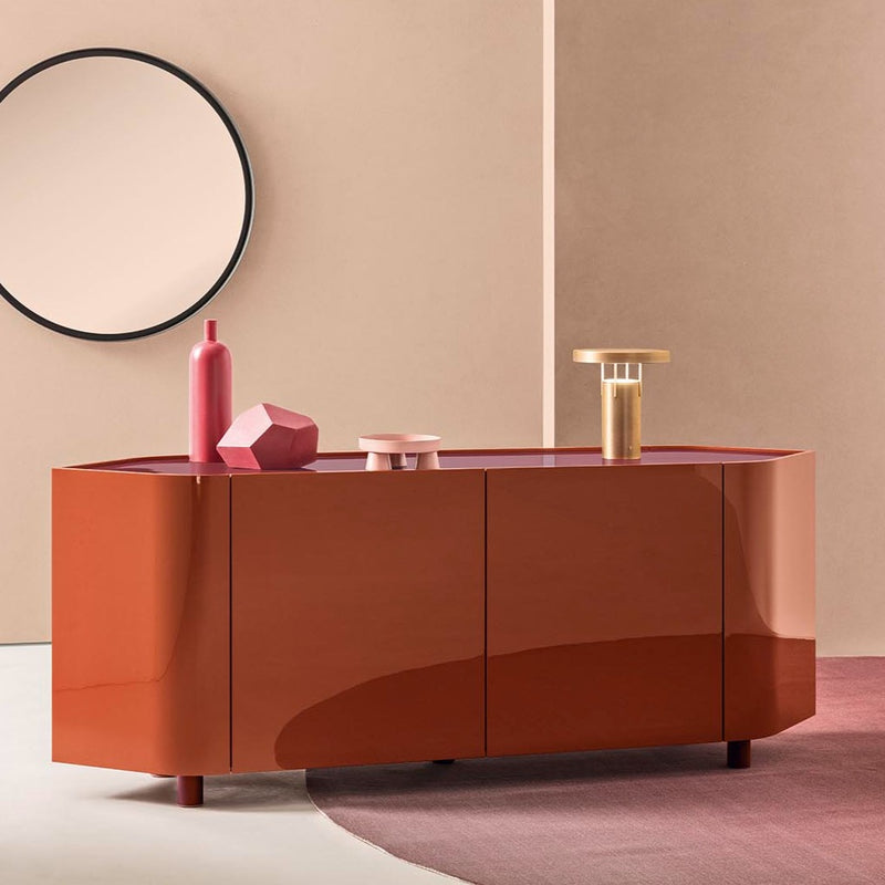 GIOBERG Komoda u mikaliziranom lakiranom sloju s 4 vrata i 4 drvene police