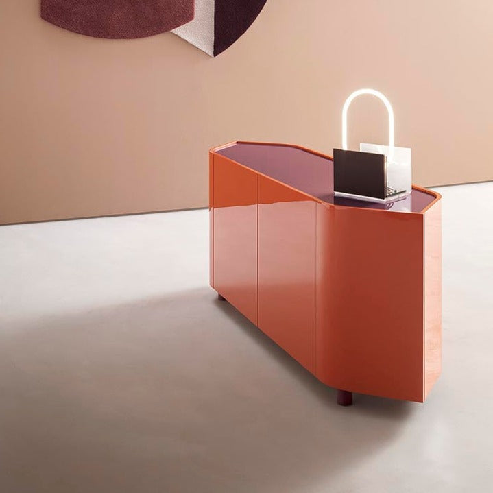 GIOBERG Komoda u mikaliziranom lakiranom sloju s 4 vrata i 4 drvene police