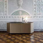 GIOBERG Komoda u mikaliziranom lakiranom sloju s 4 vrata i 4 drvene police