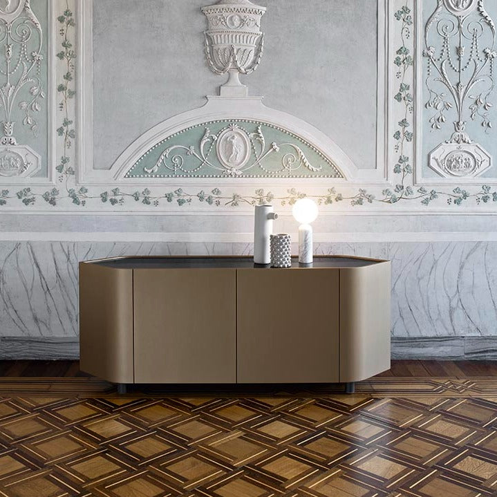 GIOBERG Komoda u mikaliziranom lakiranom sloju s 4 vrata i 4 drvene police