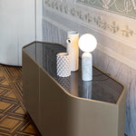 GIOBERG Komoda u mikaliziranom lakiranom sloju s 4 vrata i 4 drvene police