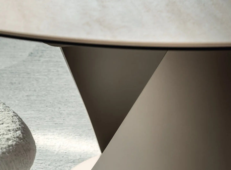 CYCLONE Stol s produljivom zaobljenom pločom s metalnom bazom