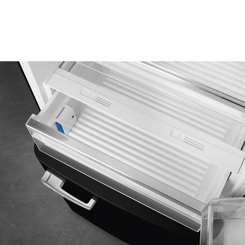 Crni hladnjak u stilu 50-ih