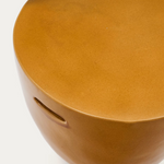 MESQUIDA Vanjski pomoćni stolić od keramike s glaziranom Mustard završnom obradom Ø 45 cm