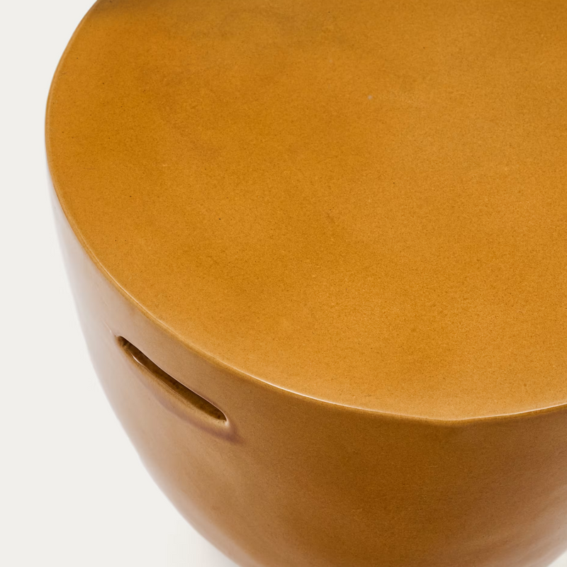 MESQUIDA Vanjski pomoćni stolić od keramike s glaziranom Mustard završnom obradom Ø 45 cm