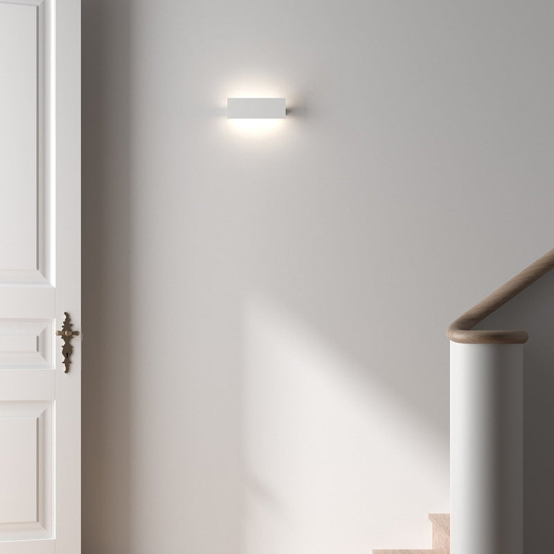 IPE Zidne svjetiljke koje pružaju neizravno svjetlo prema gore i prema dolje