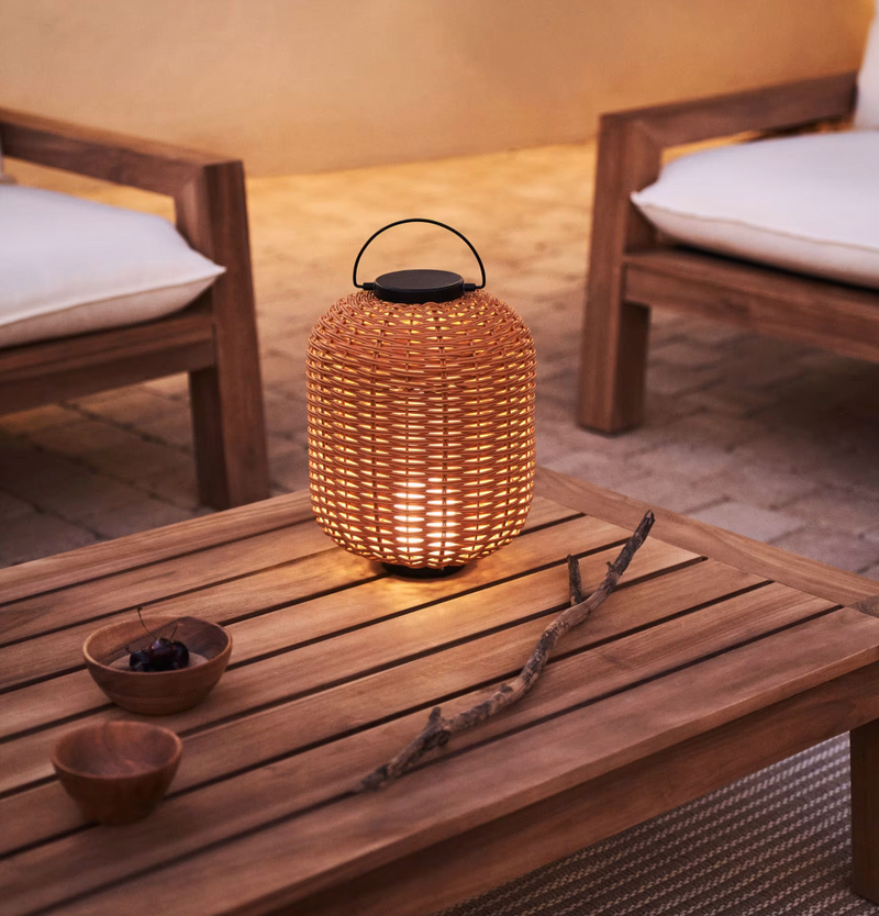 SARANELLA Large portable table lamp made of artificial rattan in brown