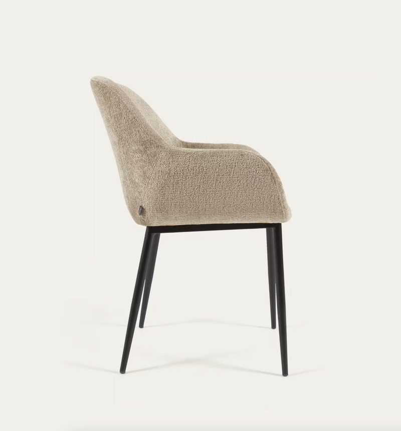 KONNA stolica u bež chenille tkanini s čeličnim nogama i lakiranom crnom završnom obradom