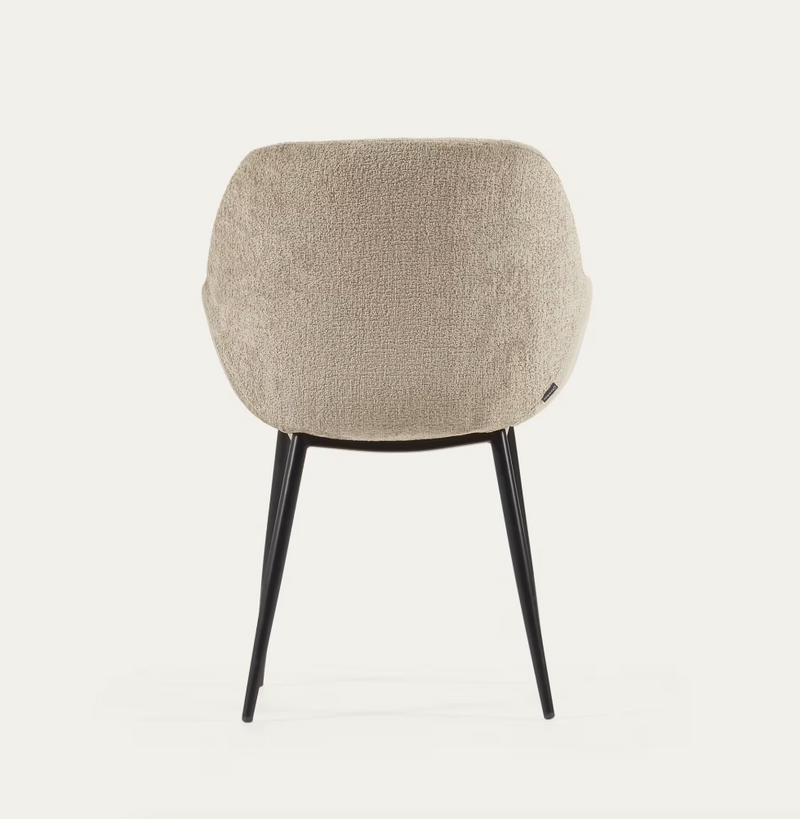 KONNA stolica u bež chenille tkanini s čeličnim nogama i lakiranom crnom završnom obradom