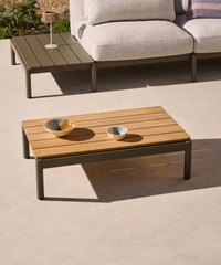 SORELLS coffee table in green aluminum and teak wood 52,4 x 91 cm FSC 100%