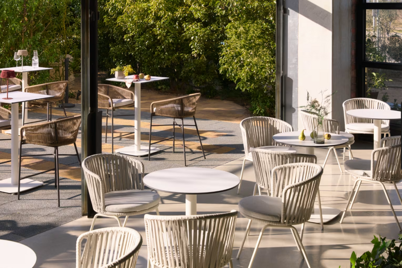 DINA Round outdoor table in white with metal legal in a painted black finish, Ø 68x70 cm