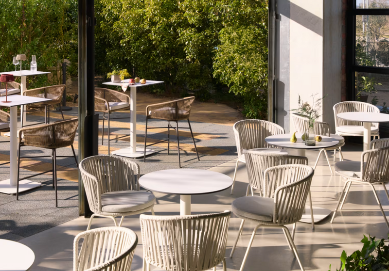 DINA High round outdoor table in white with metal leg in a painted white finish, Ø 60 x 96 cm