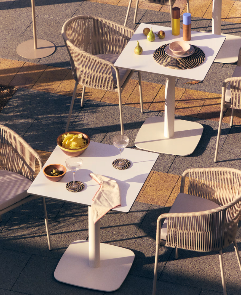 DINA Outdoor table in white with metal leg in a painted white finish, 68 x 68 x 70 cm