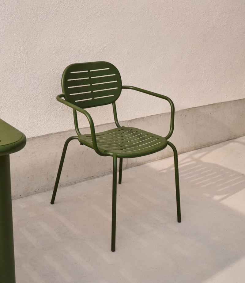BRAI Vrtna stolica koja se može slagati s naslonima za ruke od zelenog pocinčanog čelika