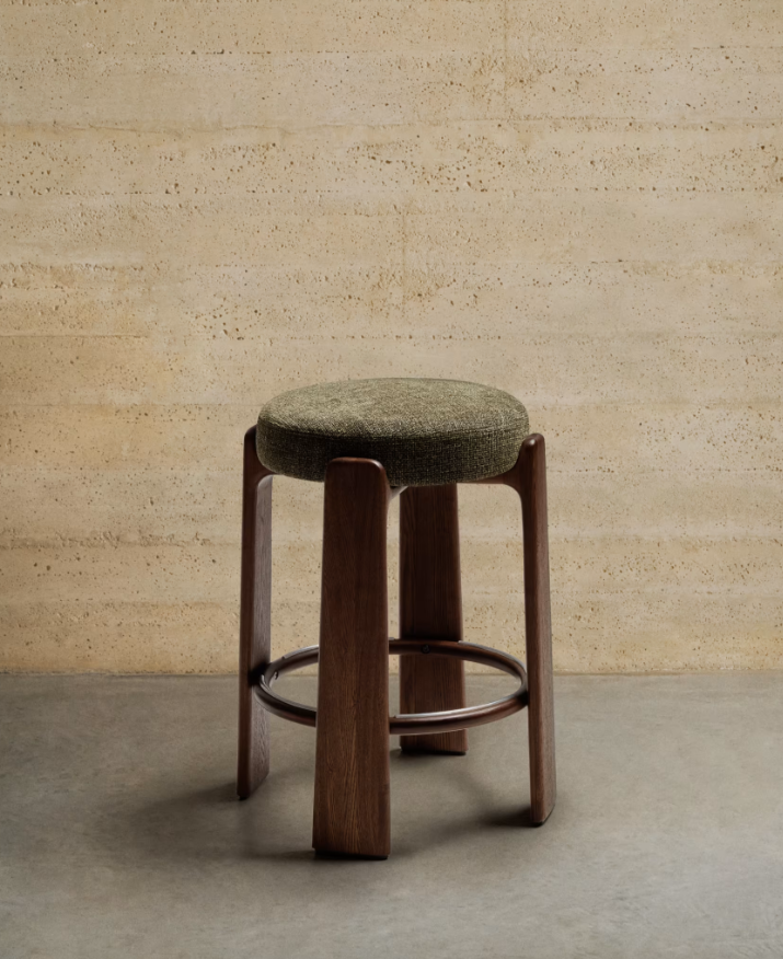 GRANITE Stool in green chenille and solid ash wood with walnut-coloured finish FSC 100% 65cm