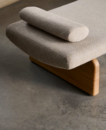 TOPAZ Divan u bež šenil boji s masivnim jasenovim drvom u prirodnoj završnoj obradi, 200 cm FSC 100%