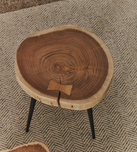 TANIVE pomoćni stolić od masivnog akacijevog drva s izbijeljenom završnom obradom i crnim čeličnim nogama Ø35cm