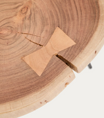 TANIVE pomoćni stolić od masivnog akacijevog drva s izbijeljenom završnom obradom i crnim čeličnim nogama Ø35cm