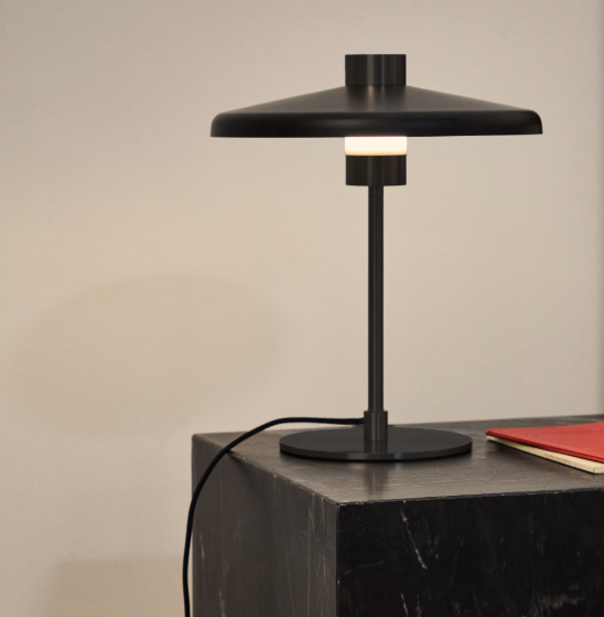 NUVIRA Stolna lampa od crnog satenskog metala