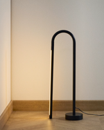 BOW Crna metalna stolna lampa