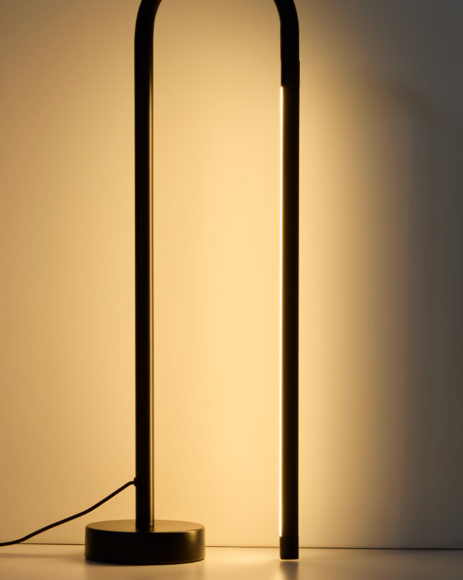 BOW Crna metalna stolna lampa