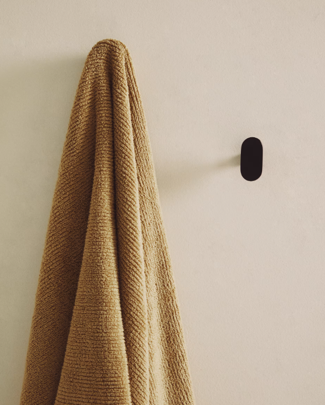 ARELY Set od 2 vješalice od punog bukovog drva s crnim lakiranim završetkom 6,5 cm/10 cm