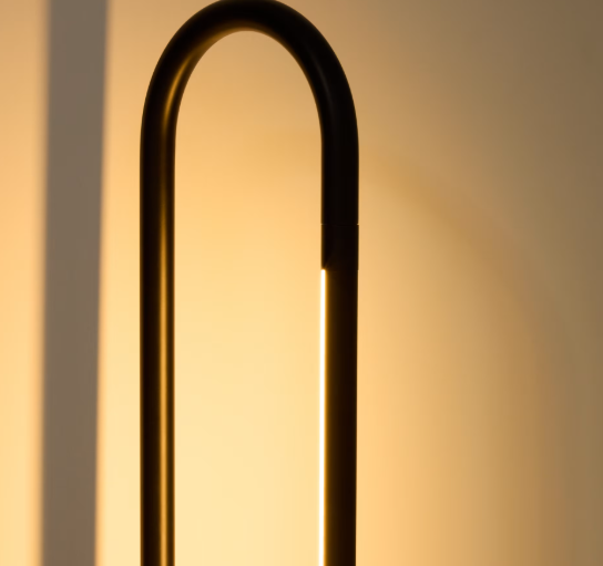  BOW Podna lampa crnog aluminija