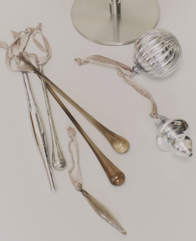 ALSENIA Set of 4 silver recycled glass hanging ornaments 10,5 cm