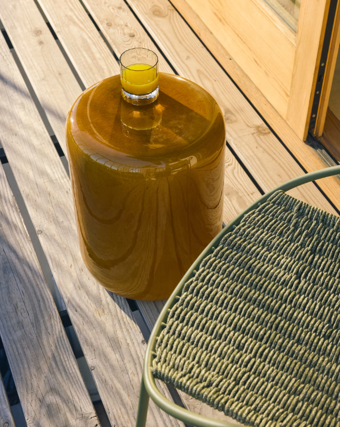 MESQUIDA Outdoor side table in ceramic with glazed mustard finish Ø 35cm