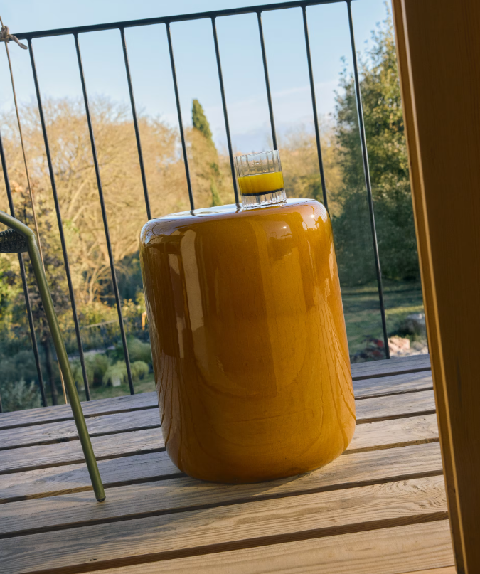 MESQUIDA Outdoor side table in ceramic with glazed mustard finish Ø 35cm