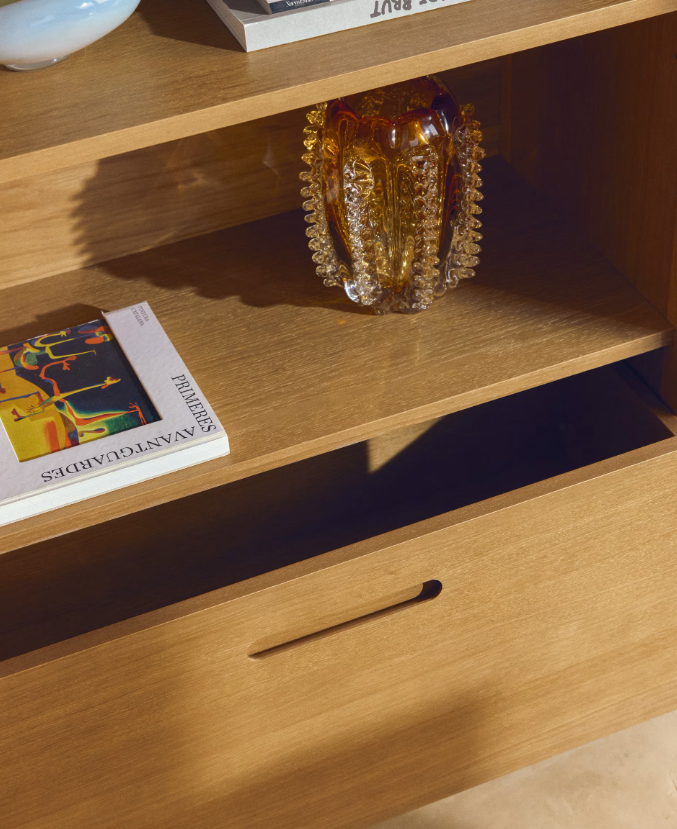 ARELIDA Polica izrađena od hrastovog furnira i masivnog hrastovog drva sa svijetlosmeđom završnom obradom 90 x 185 cm.