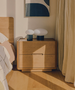 ARELIDA Noćni ormarić od hrastovog furnira i masivnog hrastovog drva sa svijetlosmeđom završnom obradom 65 x 50 cm