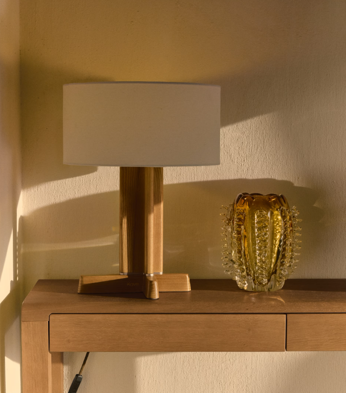 NIANI Table lamp in rubber wood with natural finish and ivory-coloured cotton lamp shade Ø30cm.