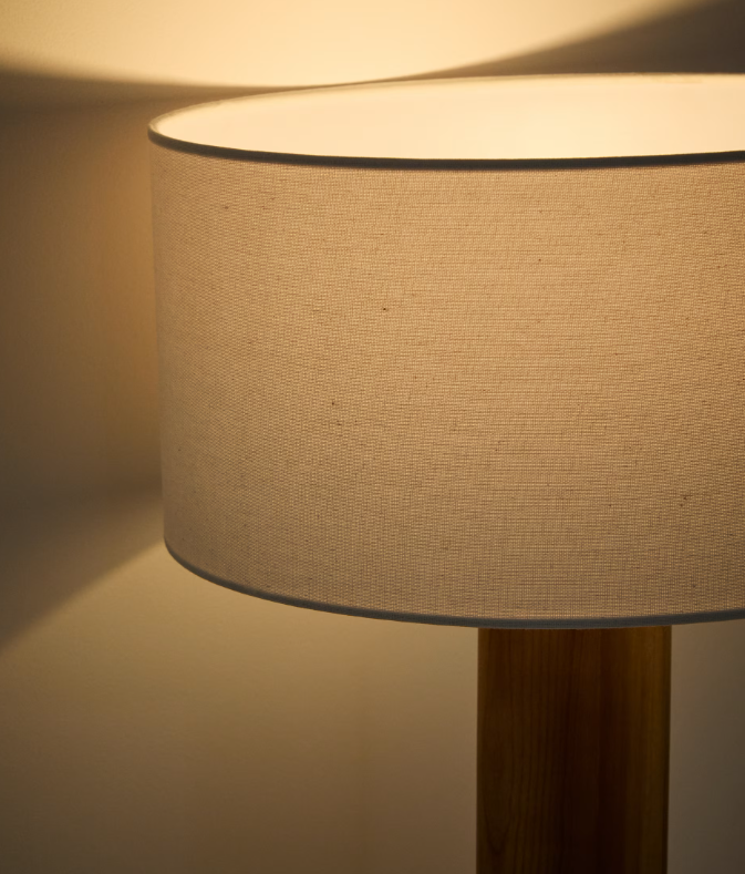 NIANI Table lamp in rubber wood with natural finish and ivory-coloured cotton lamp shade Ø30cm.