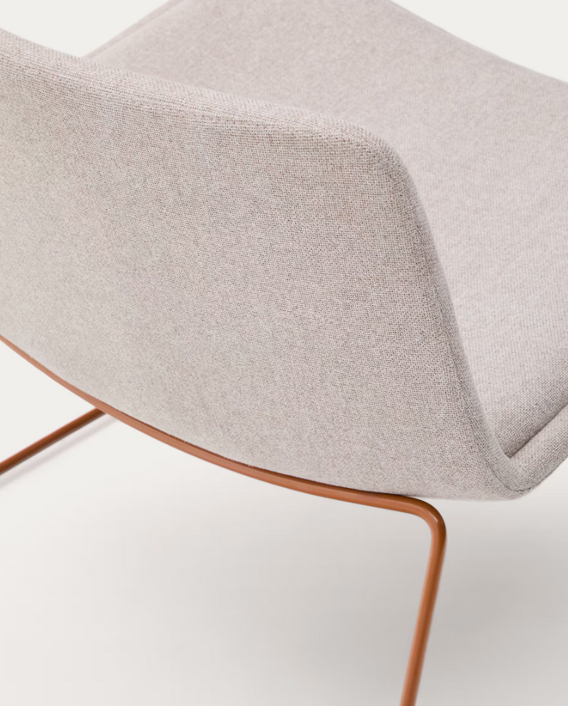 ZAHARA bež fotelja s čeličnim nogama i FSC 100% terakota završnom obradom