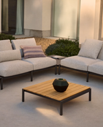 SORELLS stolić za kavu od sivog aluminija i tikovine 52,4 x 91 cm FSC 100%