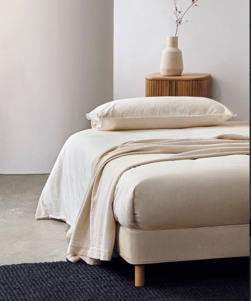 OFELIA s bež navlakom na skidanje i nogama od masivne bukve za madrac 90 x 200 cm