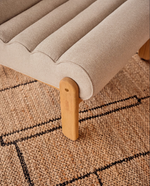 MAGIRA Bež fotelja od punog hrastovog drva s prirodnom završnom obradom