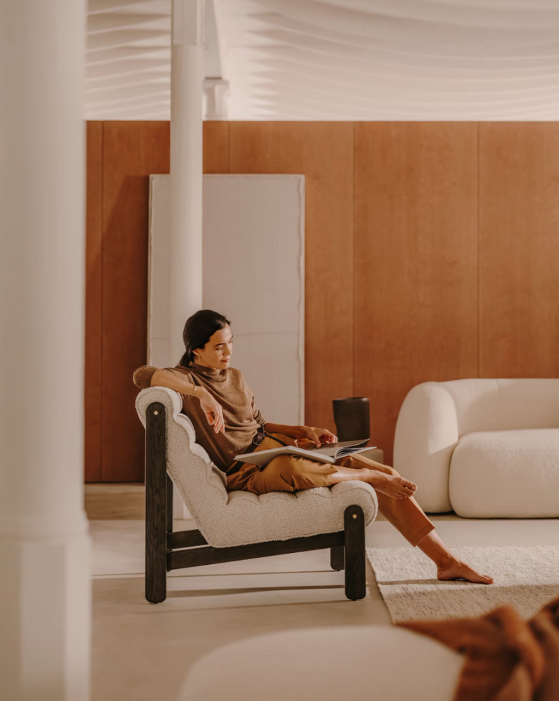 MAGIRA Fotelja od bijelog buklea i punog hrastovog drva