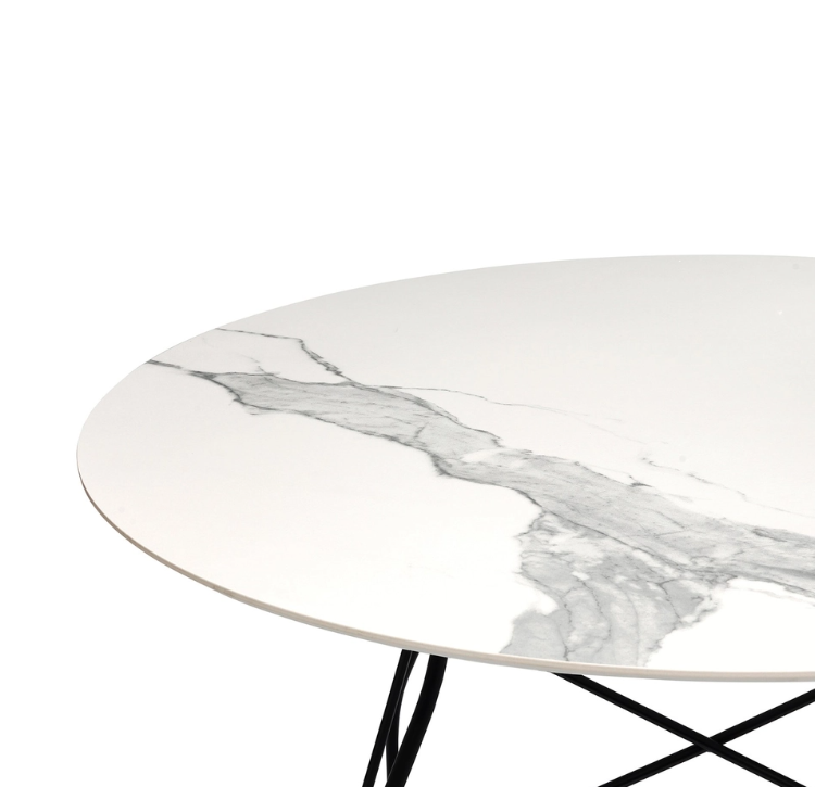 SJAJNI crni okvir okruglog stola od mramora