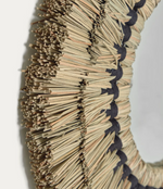 AKILA okruglo ogledalo izrađeno od bež prirodnih vlakana i crnog pamučnog konopca, 60 cm