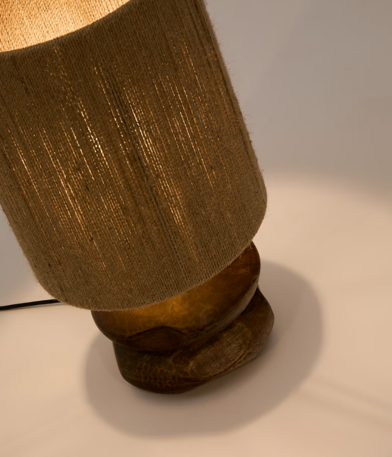 KOR Stolna lampa od jute i akacije u tamnoj završnoj obradi