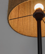 KOR Podna lampa od jute i akacije u tamnoj završnoj obradi